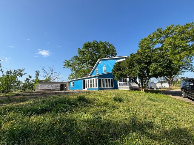 Building Photo - Newly Renovated Stunning Home