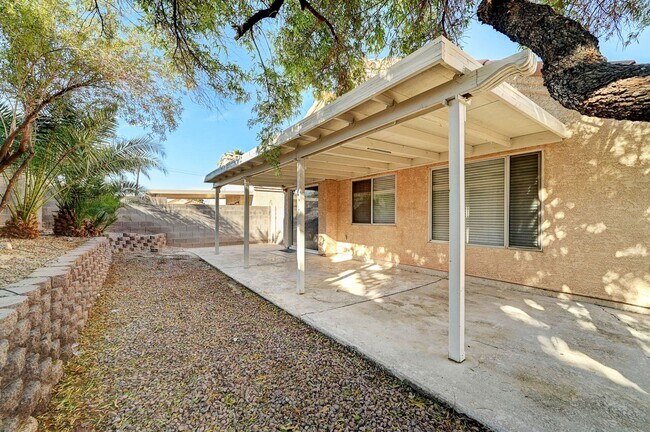 Building Photo - Fully Renovated Single Story 3bd/2bth Single Family Home