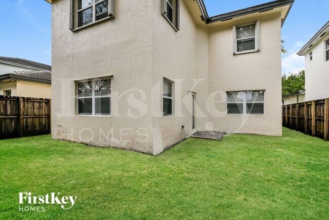 Building Photo - 3640 NE 1st St