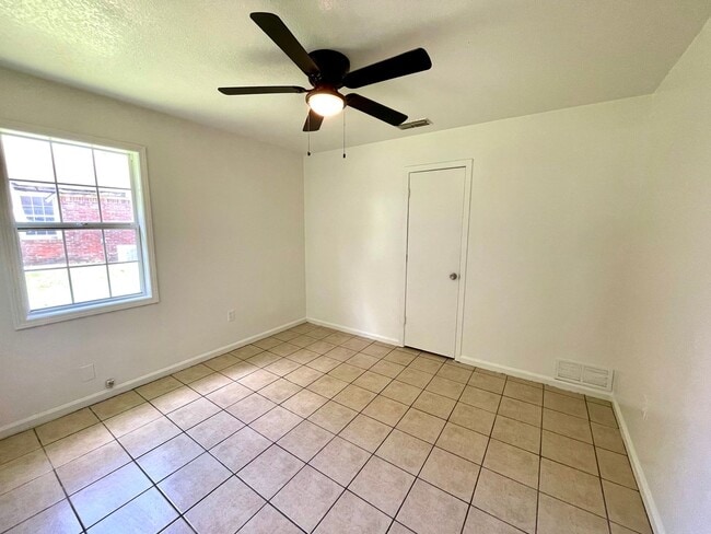 Building Photo - 3 Bedroom / 1 Bath in Apartment in Truman Available Now!