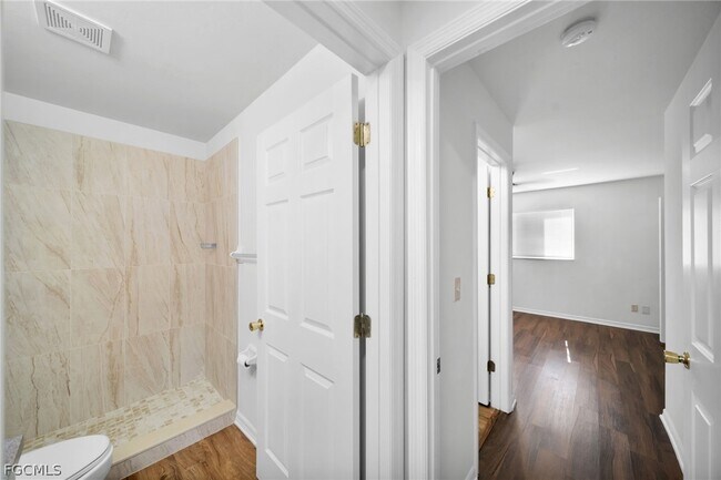 Building Photo - 1044 SE 11th St