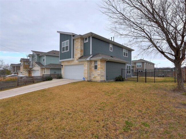 Building Photo - 2225 Maxwell Ln