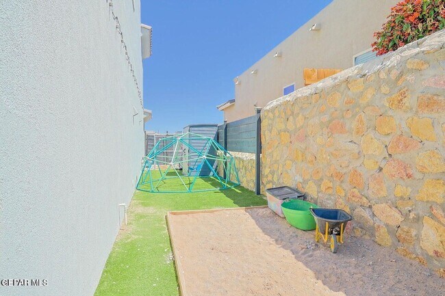 Building Photo - 12820 Haxby St