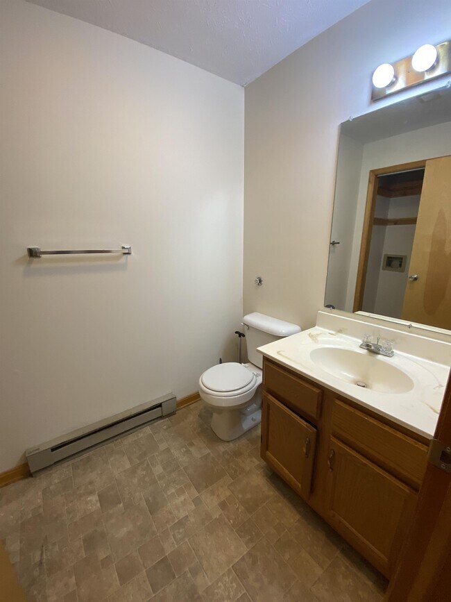 Building Photo - 408A Overlook Dr