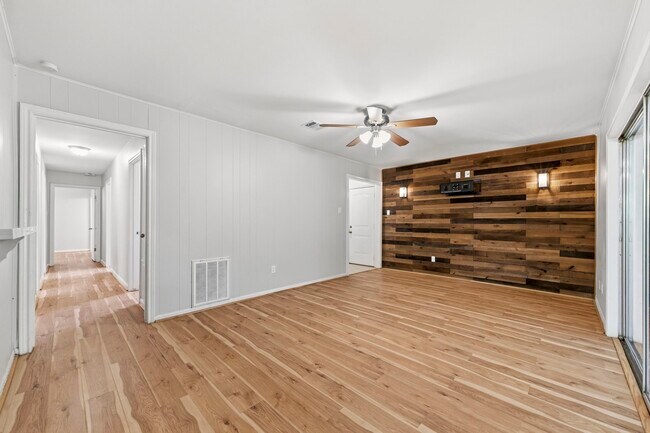 Building Photo - 3507 Lake Ridge Bend
