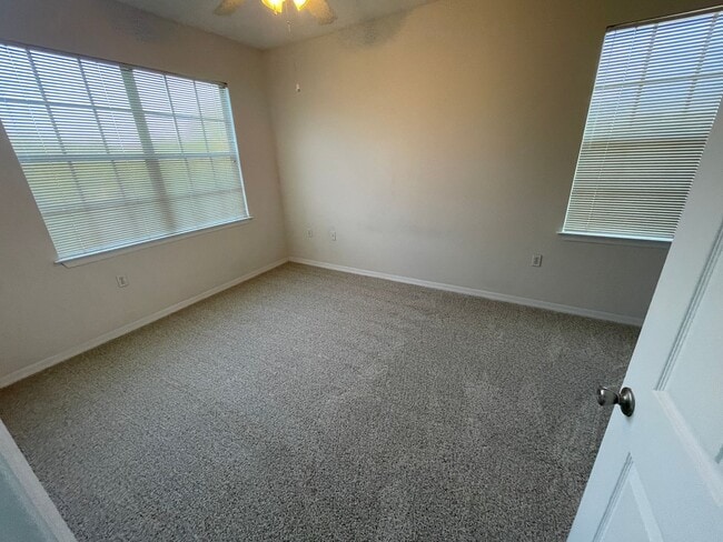 Building Photo - 2 Bedroom/2 Bathroom Condo at Villa Valencia AVAILABLE AUGUST 17th!