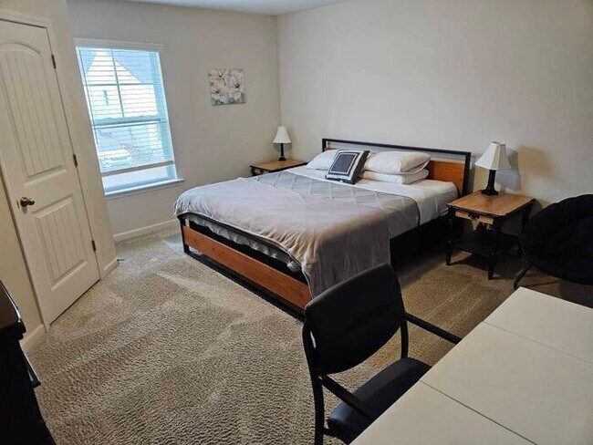 Building Photo - Furnished rental