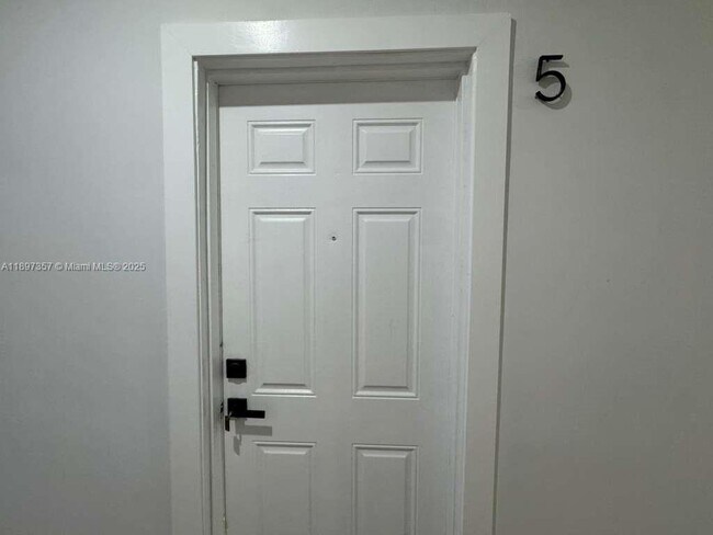 Building Photo - 2425 SW 6th St