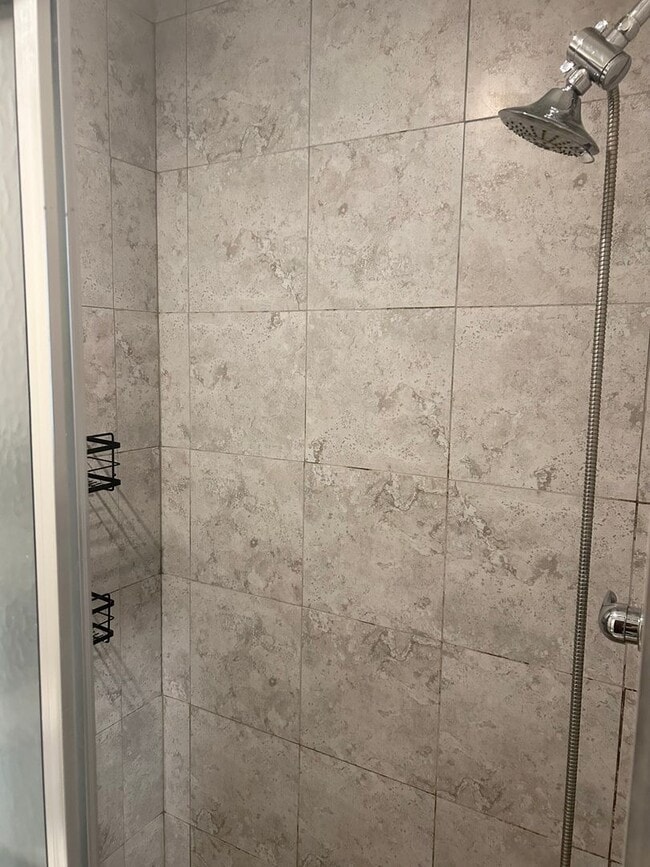 Building Photo - 3 Bed, 3 Bath, 2 Car Garage Duplex in Blue Springs