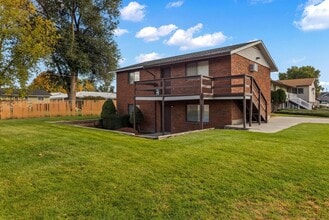 Building Photo - Large Luxury home complete with Washer and Dryer! Large Patio area.