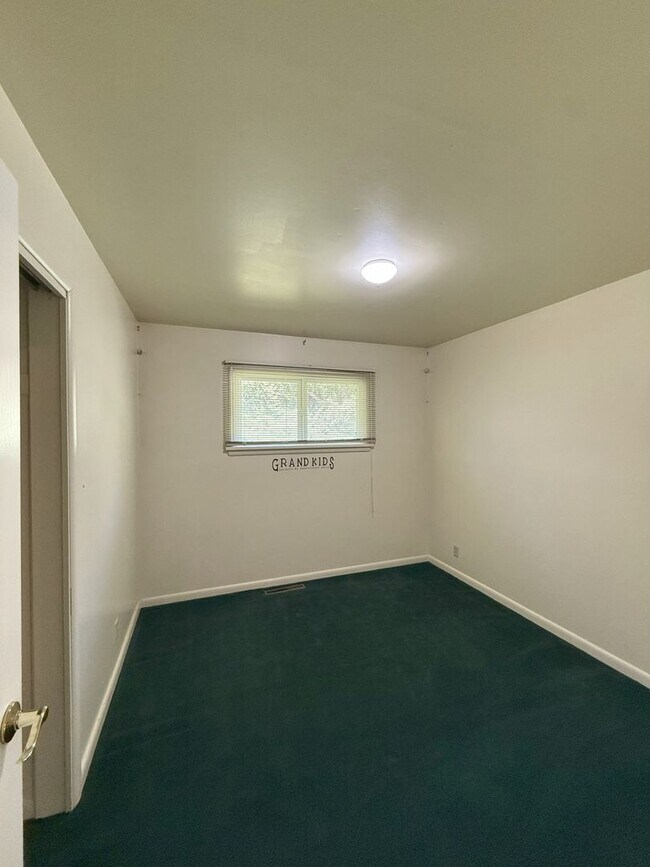 Building Photo - Spacious 5 Bedroom, 2 Bath Home with Moder...