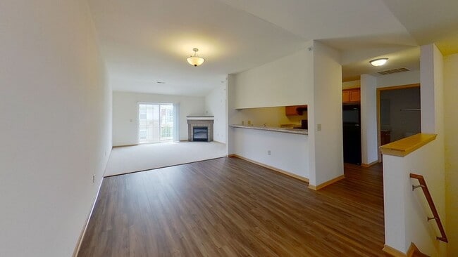 Building Photo - Condo Style Upper 2 Bedroom 1 Bathroom Apartment
