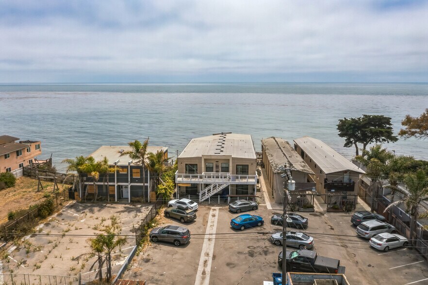 Building Photo - 6761 Del Playa Dr