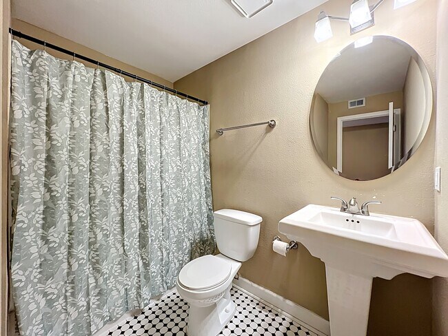 Building Photo - 2065 Dixie Belle Dr