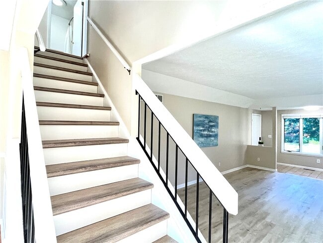 Building Photo - 3 Treetop Dr