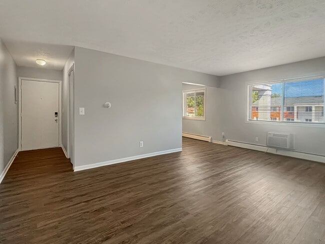 Building Photo - 533 W 20th St