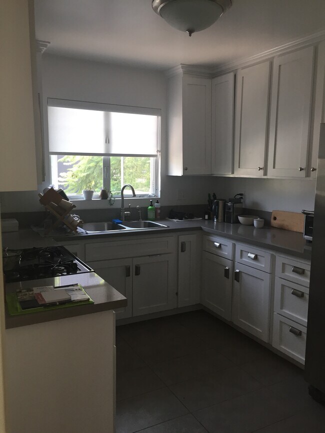 Building Photo - 128 S Hayworth Ave