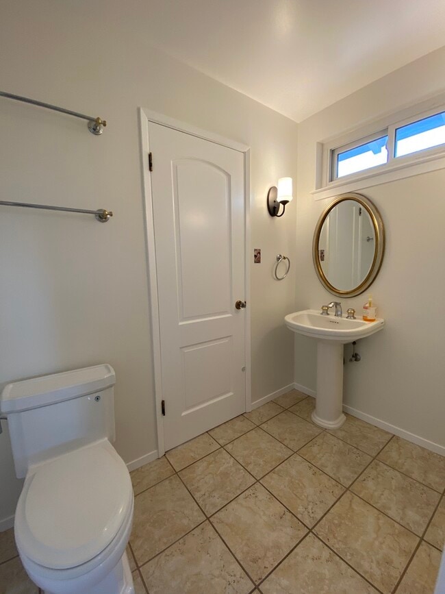 Building Photo - 845 Viewridge Dr