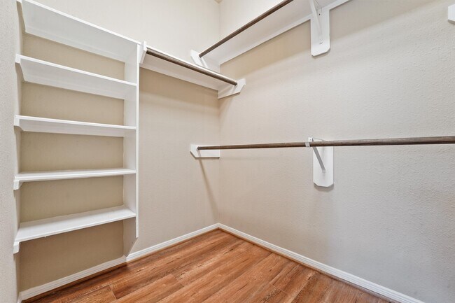Building Photo - 115 Black Swan Pl