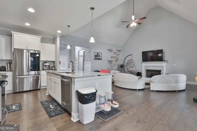 Building Photo - 405 Lakeview Way