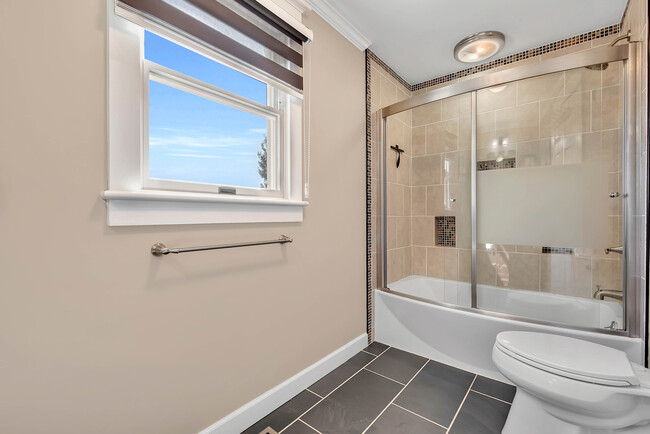 Recently renovated full bath - 1500 Cambridge Dr