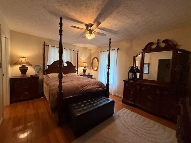 Building Photo - 3 Bedroom 2 Bathroom Fully Furnished Home ...