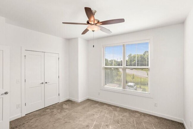 Building Photo - 3 Bed/3 Full Baths! Newer Townhome