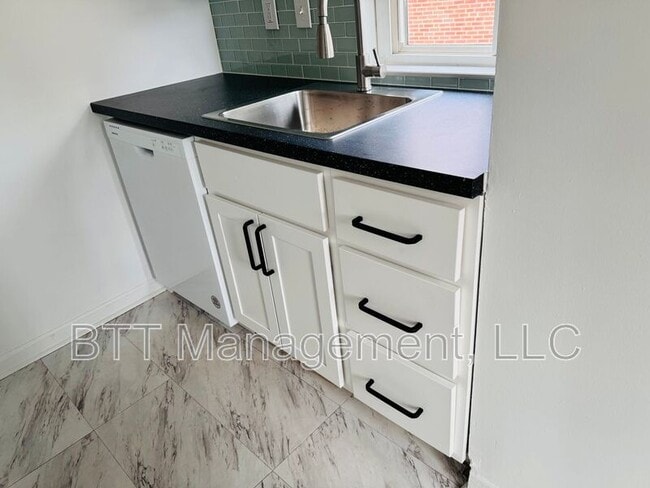 Building Photo - 8400 Greenwood Ave