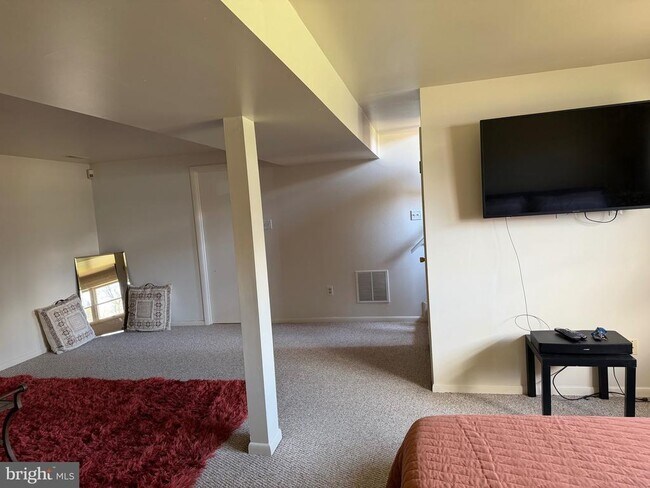 Building Photo - 18 Jameson Ln