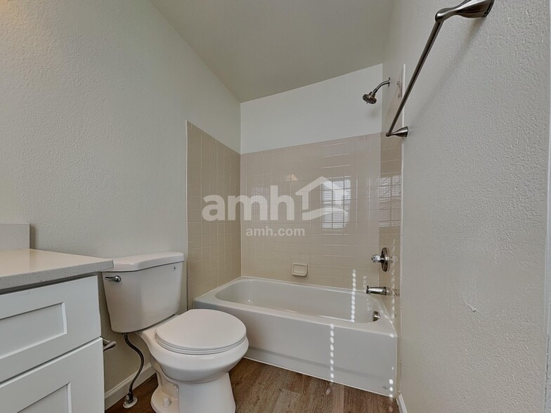 Building Photo - 4142 Knollvale Dr