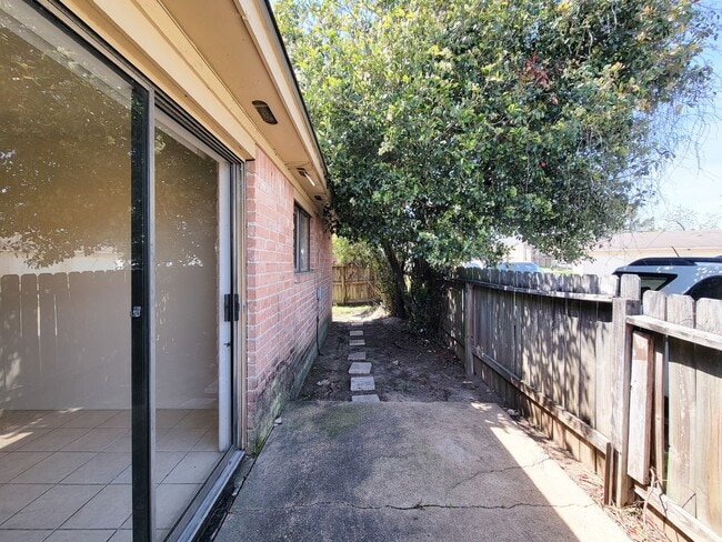 Building Photo - 10059 Emerald Creek Dr