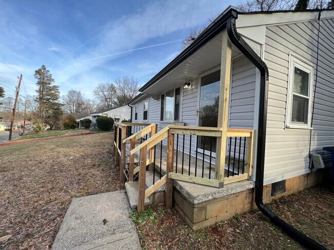 Building Photo - 2128 E 12th St