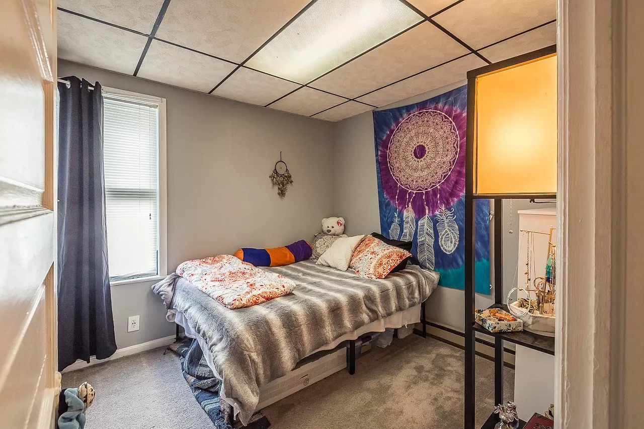 Bedroom - 4 1/2 Hibbard St