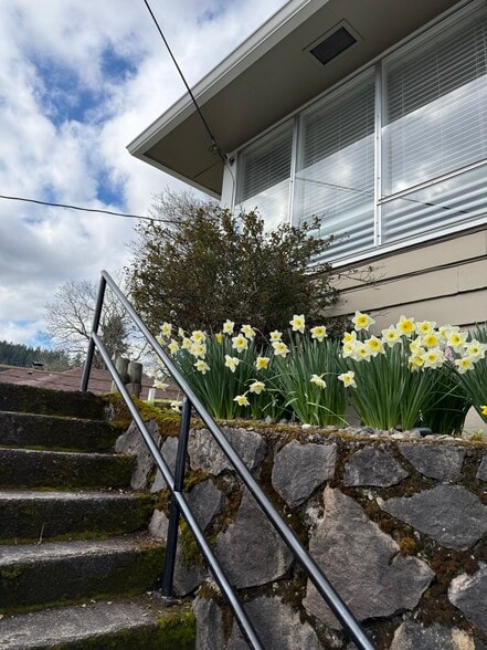 701 entrance - 701 NE 22nd Ave