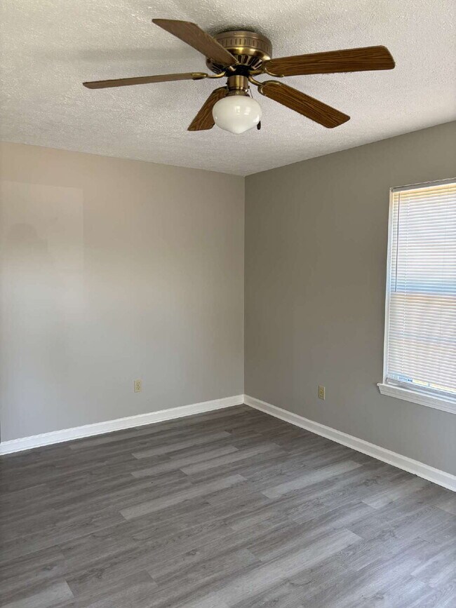 Building Photo - "Charming 3-Bedroom Home with Cozy 987 Sq Ft Living Space in Oak Grove!"