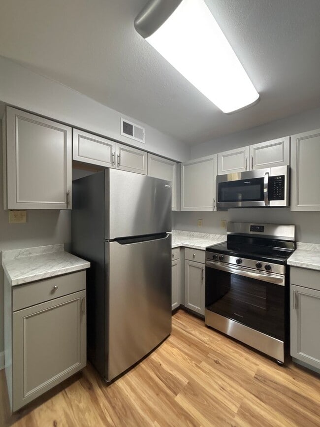 Building Photo - Move in Special 1/2 OFF 1 month's rent!
