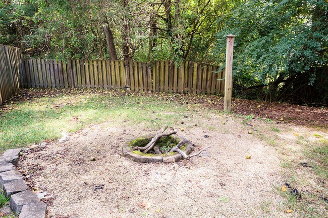 Building Photo - Stunning 6 bedroom 2.5 bathroom corner lot home in High Point with 2 car garage