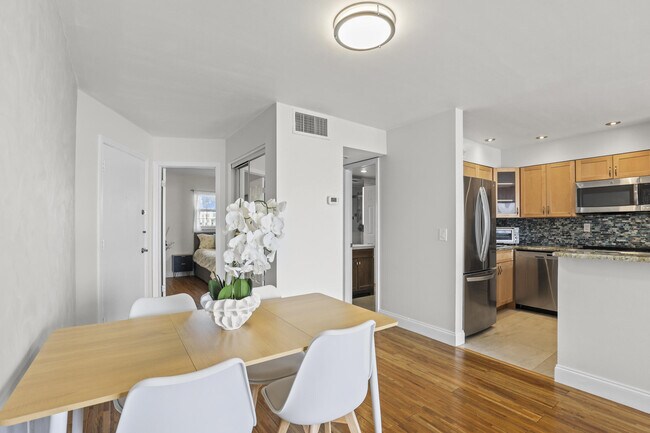 Building Photo - 2936 Lake Shore Dr