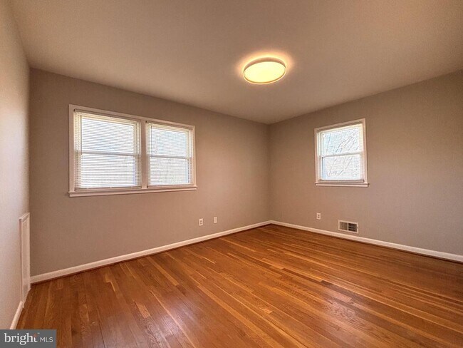 Building Photo - 7107 Tyndale St