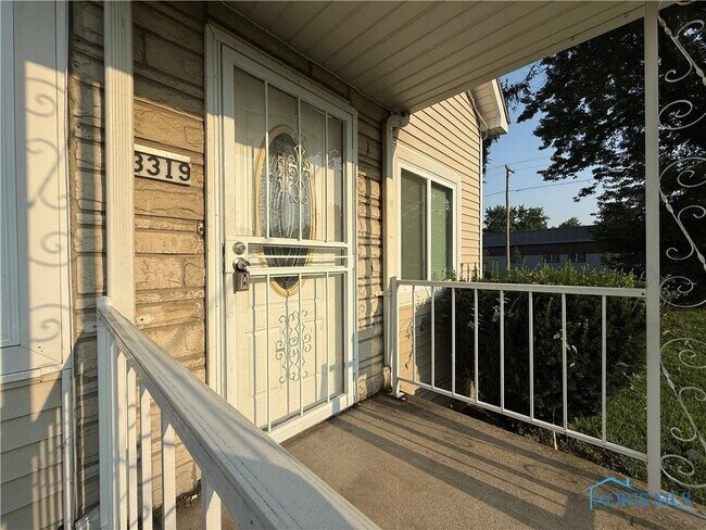 Building Photo - 3319 Maple St