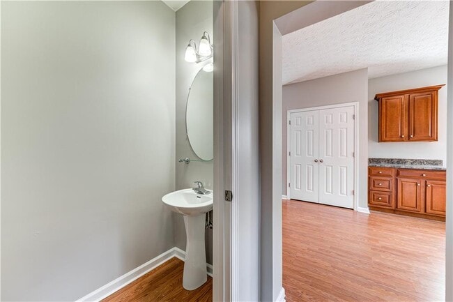 Building Photo - 4768 Sylvan St