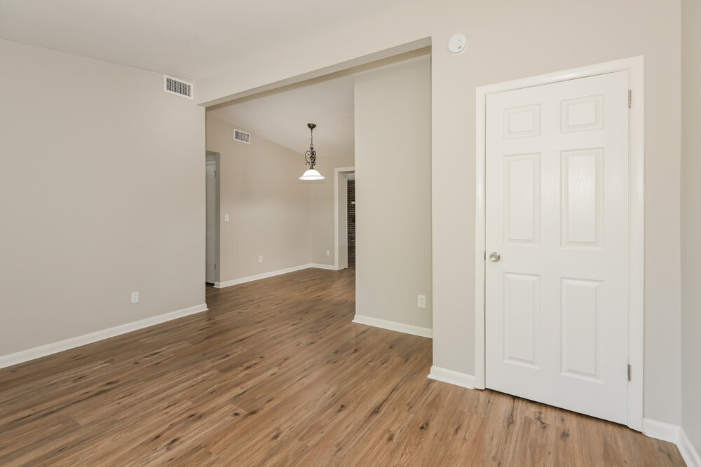 Building Photo - 2219 Limoges Dr E