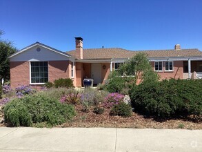 Building Photo - Beautifully Landscaped Home