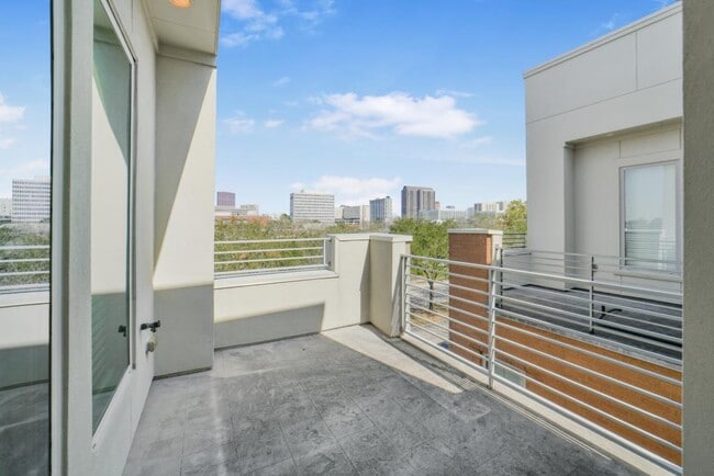 Building Photo - 5425A Hidalgo St
