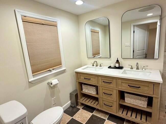 Building Photo - 256 Alley Ave