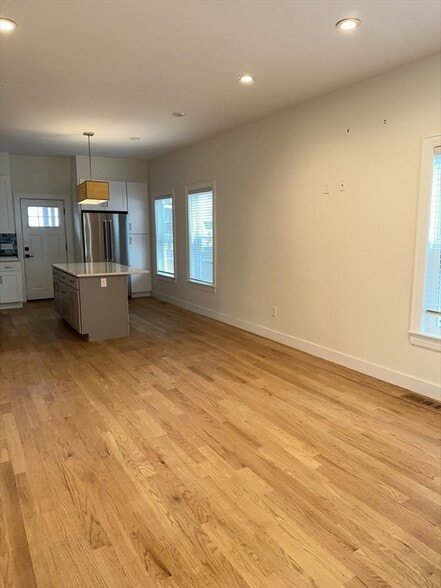 Building Photo - 61 Springfield St