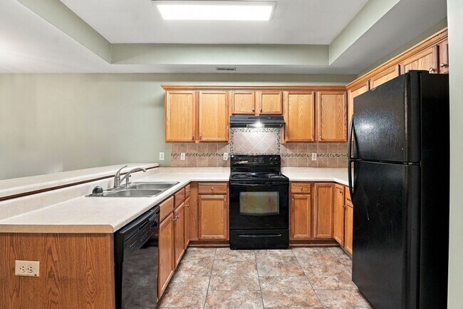Building Photo - 5891 Southwood Pkwy
