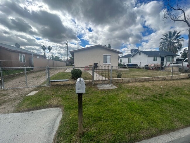 Building Photo - Enjoy this single family home with 3 bedrooms and 1 bathroom near downtown Bakersfield - AVAILABL...