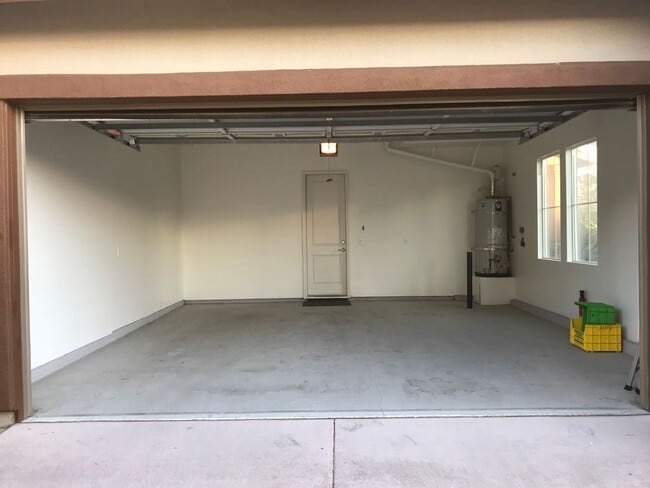 Building Photo - Somerset Stunner with All the Amenities - Including Golf!!