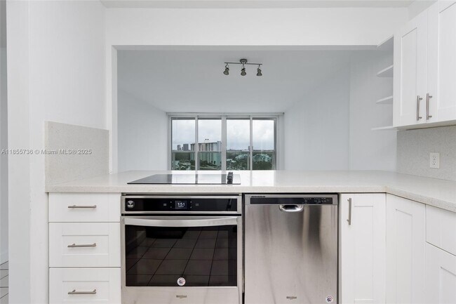 Building Photo - 100 Bayview Dr